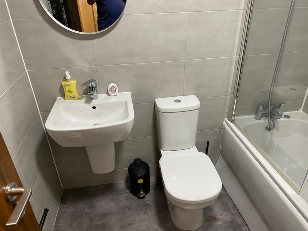 Spacious 1 Bed Relocation Apartment Free Parking, Brierley Hill Luaran gambar