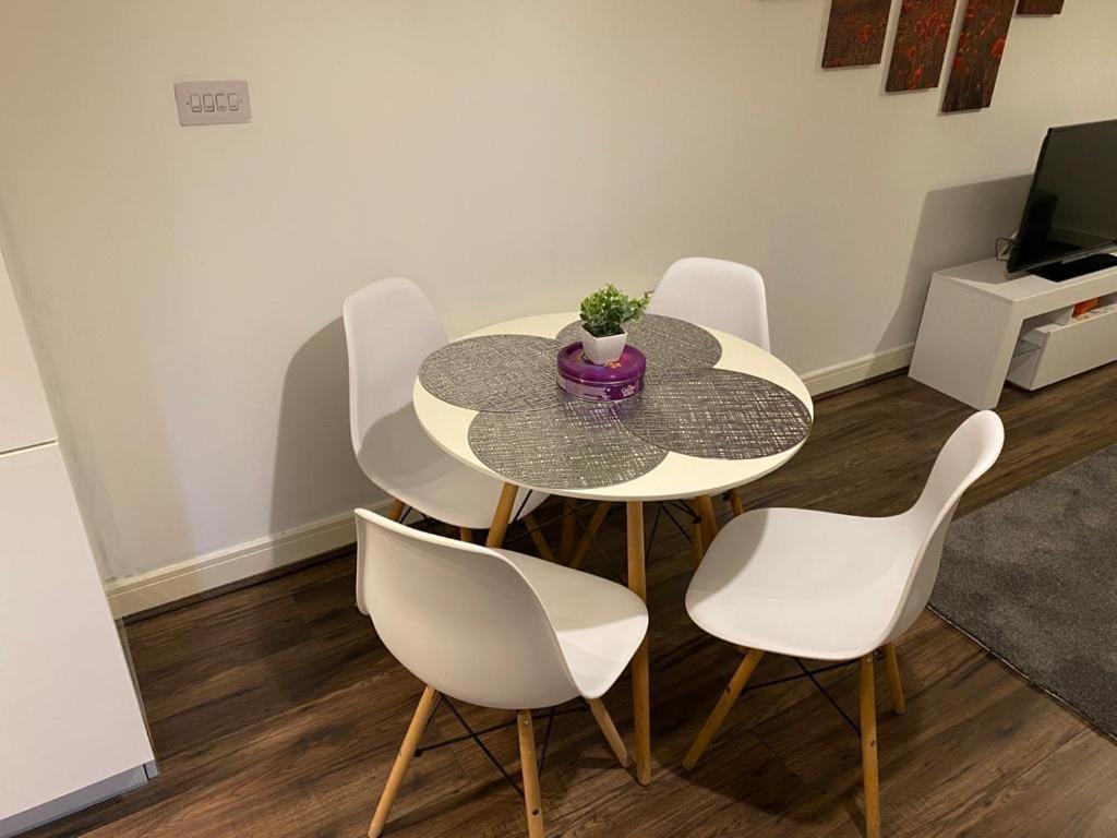 Spacious 1 Bed Relocation Apartment Free Parking, Brierley Hill Luaran gambar