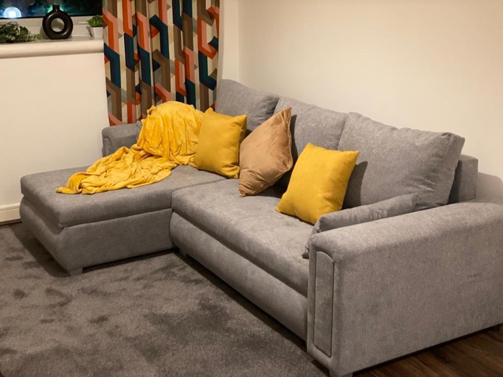 Spacious 1 Bed Relocation Apartment Free Parking, Brierley Hill Luaran gambar
